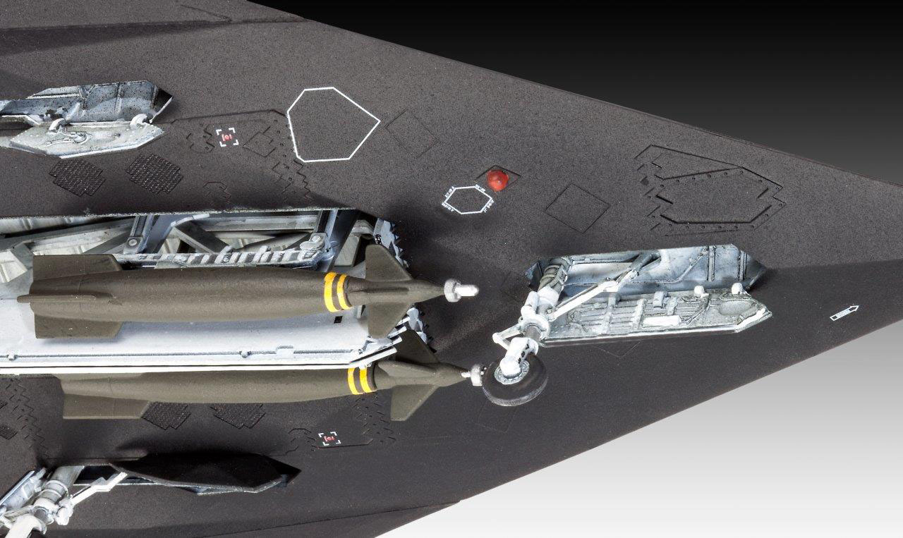 Detaillierte Ansicht eines Modellflugzeugs, mit Fahrwerk, Bomben und anderen Teilen.