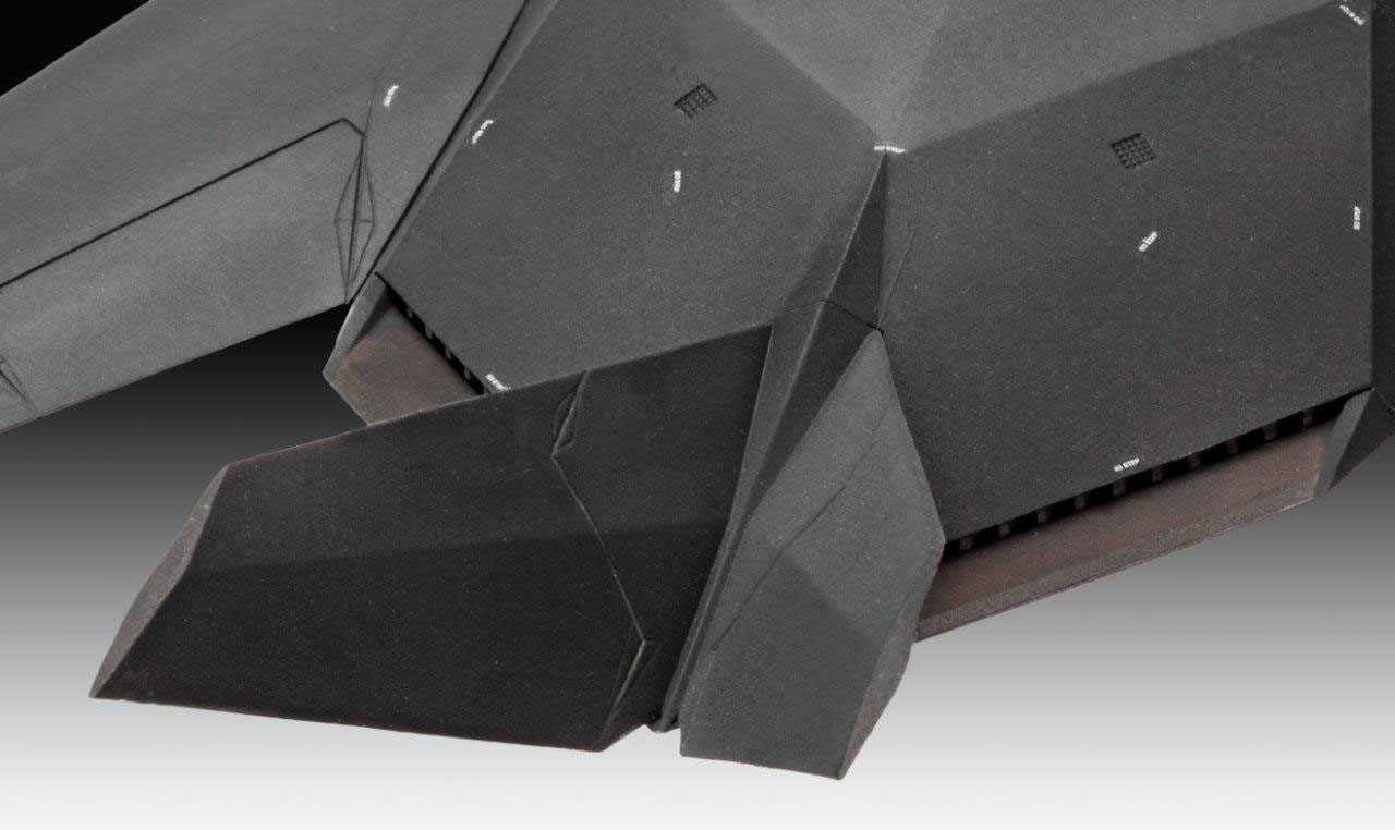 Nahaufnahme eines geometrischen, dunkel gefärbten Modells mit komplexen Winkeln und Ebenen. Es ist ein Design- oder Architekturmodell.