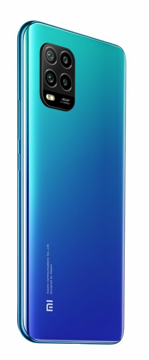 Widok z tyłu niebieskiego telefonu z gradientem. Cztery aparaty. Logo Xiaomi na dole.