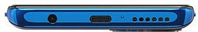 Widok od spodu niebieskiego smartfona z gniazdem słuchawkowym, portem USB-C i otworami głośnikowymi.