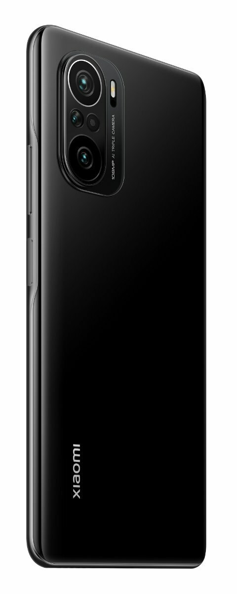 Czarny telefon Xiaomi z potrójnym aparatem na białym tle.