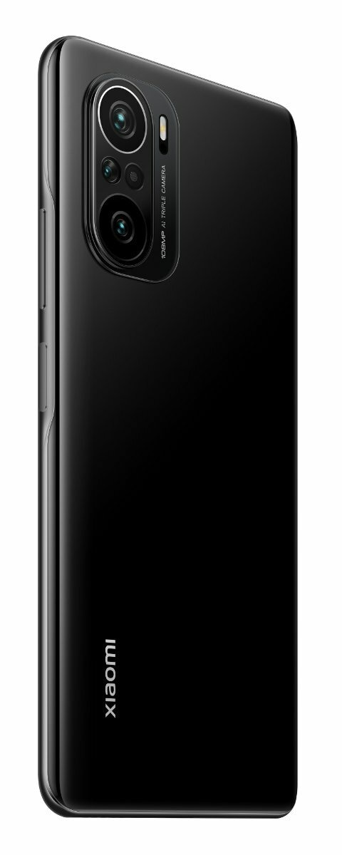 Czarny tył telefonu, potrójny aparat i logo. Widok z boku telefonu.