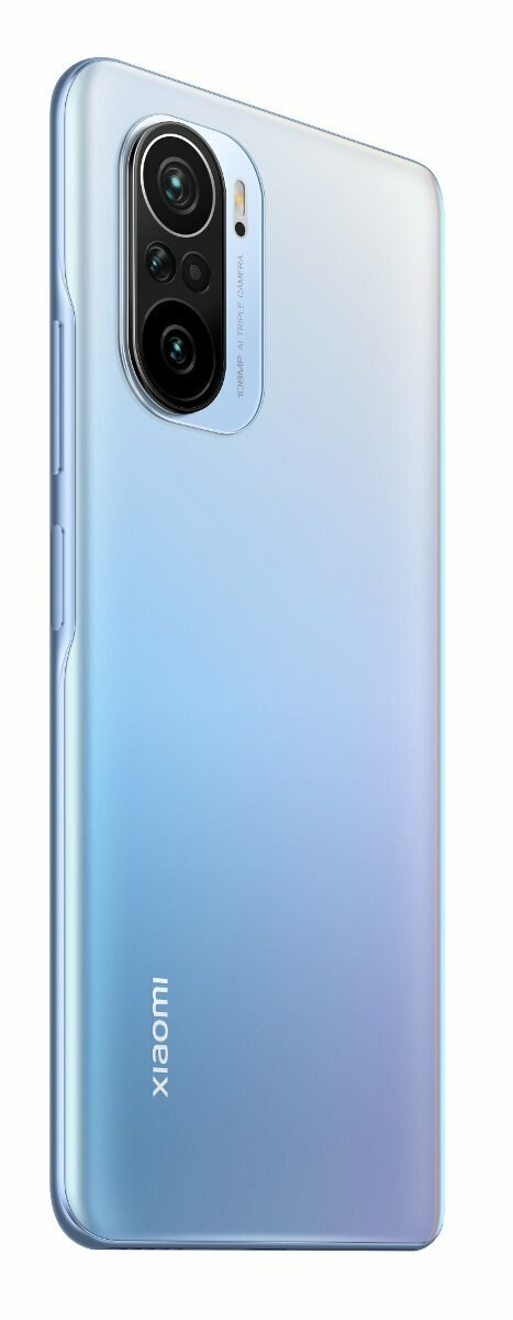 Jasnoniebieski tył telefonu, potrójny aparat i logo. Widok z boku telefonu.