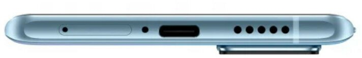 Jasnoniebieska krawędź telefonu z portami i otworami. Zbliżenie dolnej krawędzi.