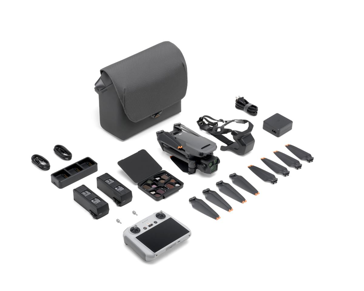 DJI Mavic 3 Cine drone ve aksesuarları beyaz bir yüzey üzerinde düzenlenmiş.