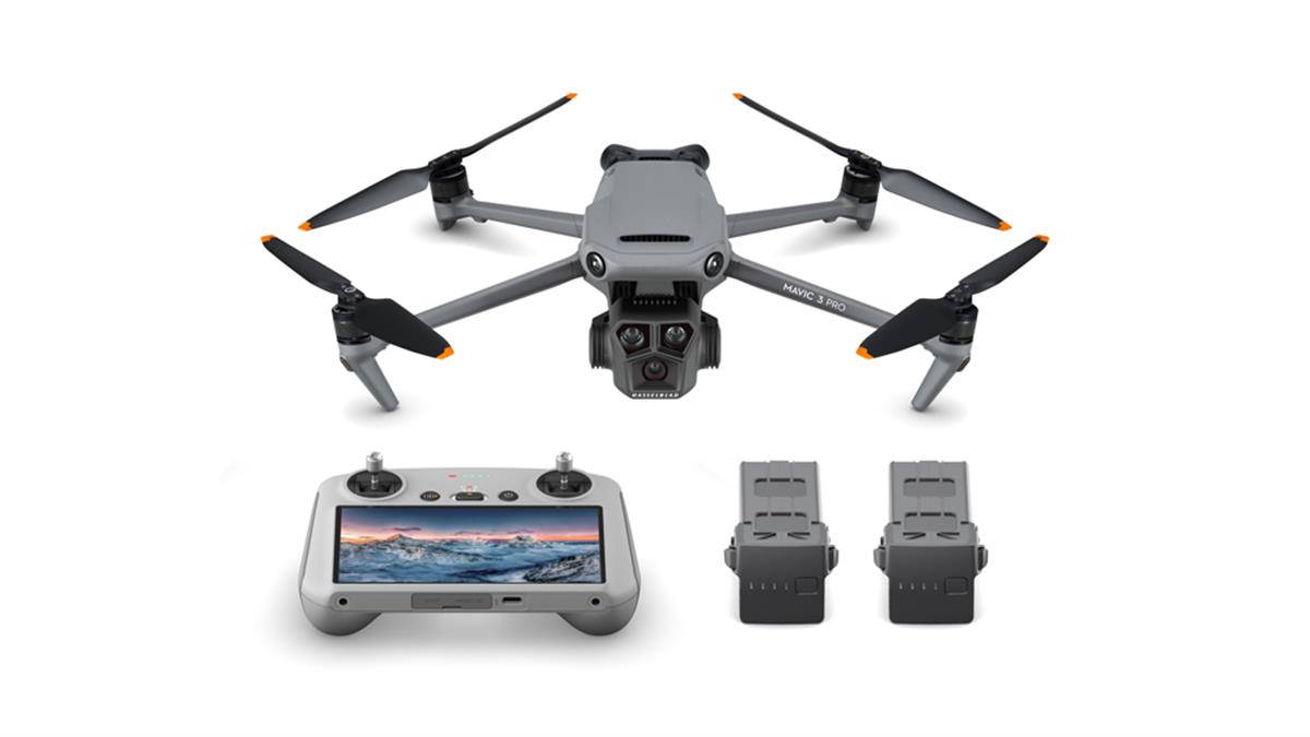 Uzaktan kumandalı, pilli drone. Drone gri, dört kollu ve pervaneli.