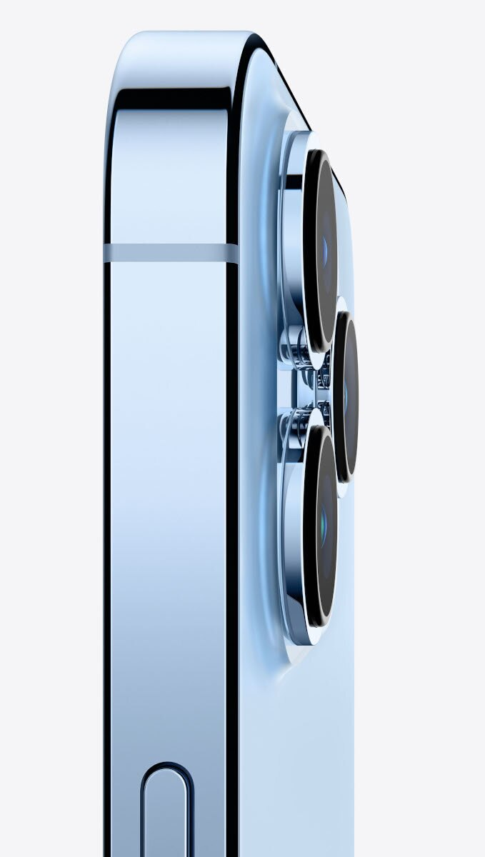 Zbliżenie niebieskiego iPhone'a z trzema obiektywami. Widoczny bok telefonu, pokazujący błyszczącą, zaokrągloną ramkę.