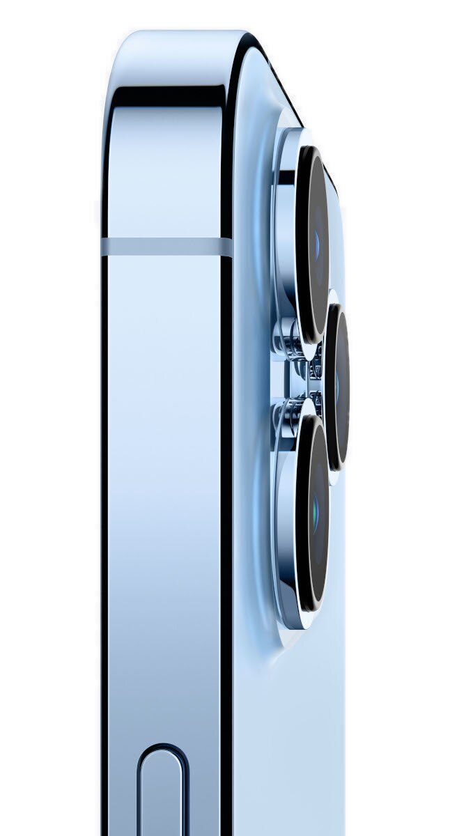 Zbliżenie jasnoniebieskiego smartfona z trzema obiektywami aparatu z tyłu. Telefon jest na białym tle.