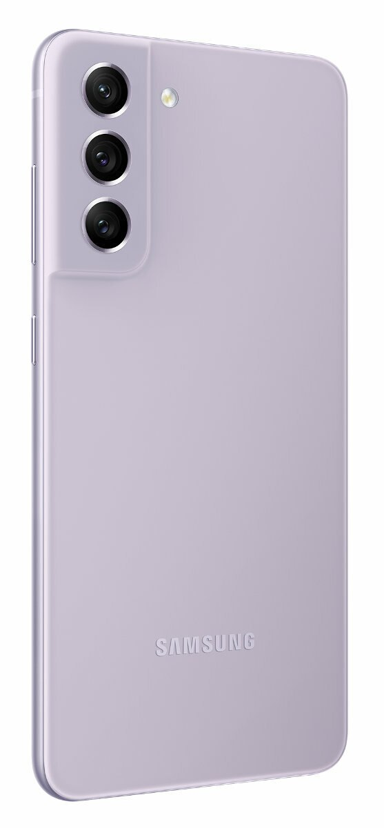 Jasnofioletowy telefon Samsung na białym tle, widok z boku, tył.