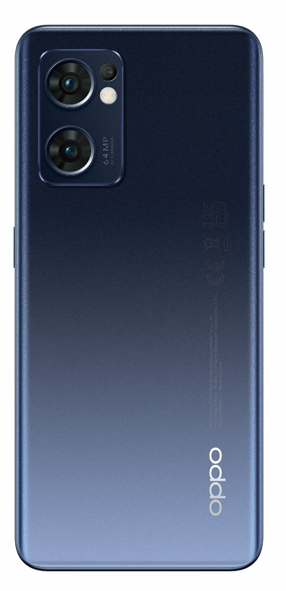 Widok z tyłu ciemnoniebieskiego telefonu. Podwójny aparat z logo Oppo. Białe tło.