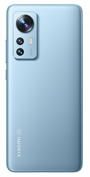 Jasnoniebieski telefon Xiaomi z trzema tylnymi aparatami, lampą błyskową i logo Xiaomi.