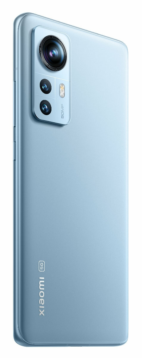 Jasnoniebieski telefon Xiaomi 5G, widok z tyłu, z modułem aparatu. Białe tło.