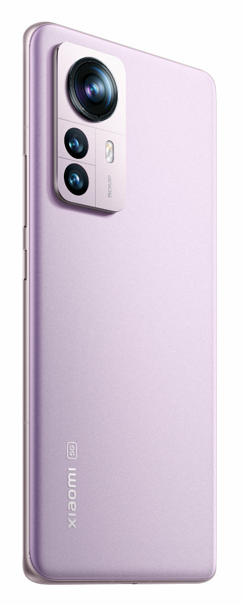 Wyświetlono liliowy telefon z trzema aparatami, widoczne jest logo Xiaomi.