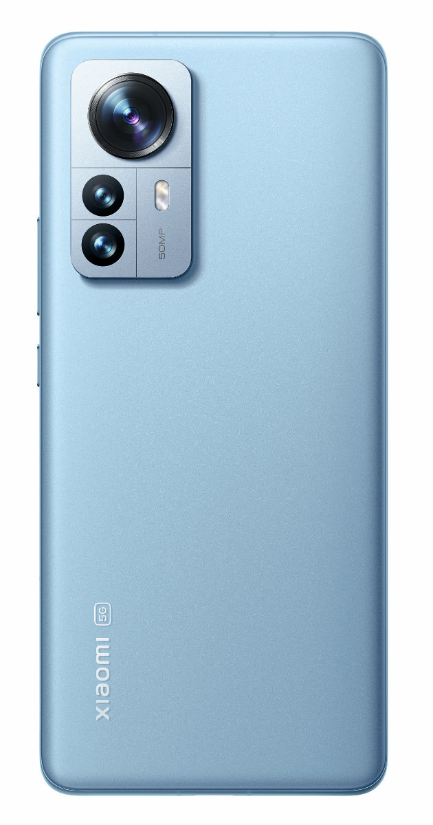 Jasnoniebieski telefon Xiaomi, widok z tyłu. Moduł kamery z trzema obiektywami i marką 5G.
