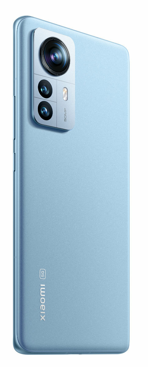 Niebieski telefon z wypukłością aparatu z tyłu. Telefon ma widok z boku.