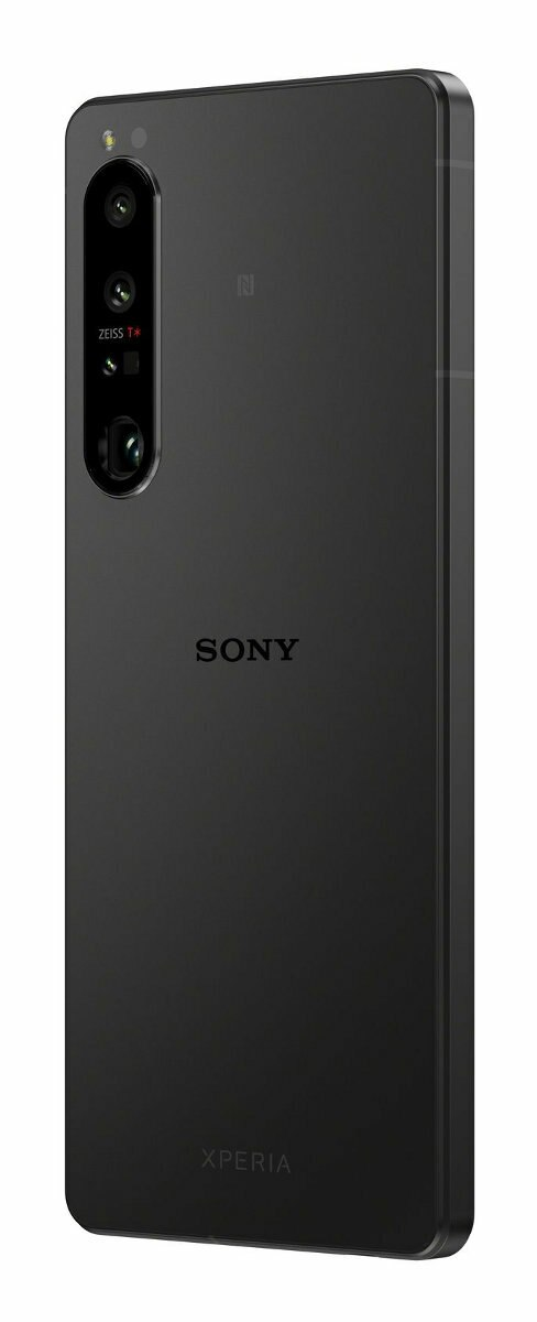 Czarny telefon Sony Xperia, widok z tyłu. Ma trzy aparaty, obiektyw Zeiss i logo Xperia i Sony.