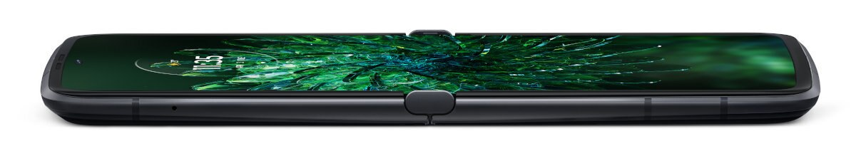 Złożony czarny smartfon z zielonym i czarnym abstrakcyjnym wzorem na ekranie. Złożony na zawiasie.