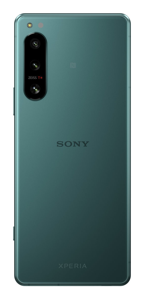 Zielony tył telefonu z trzema aparatami, logo Sony i napisem XPERIA. Etykieta obiektywu ZEISS.