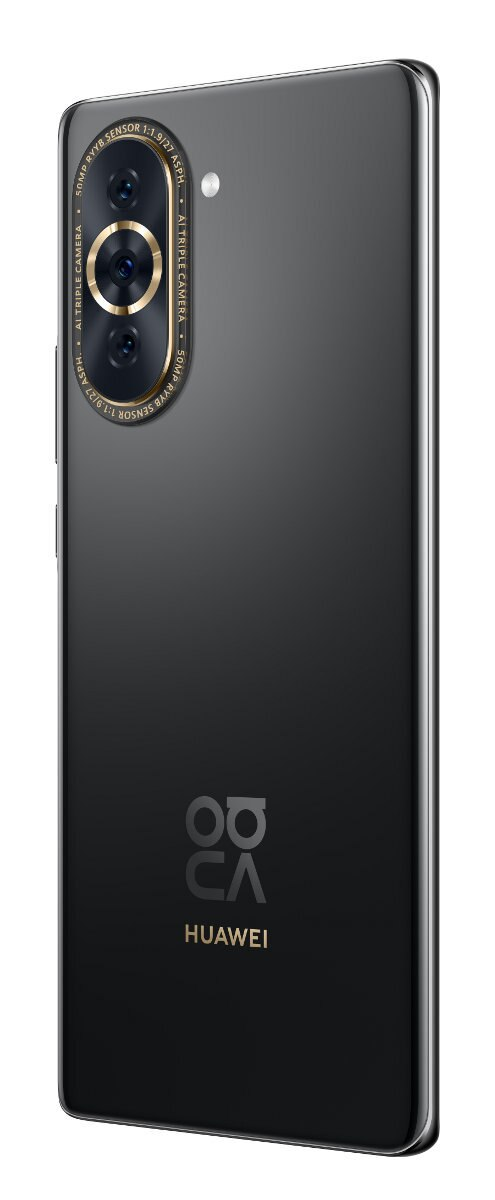 Tył czarnego telefonu Huawei z trzema aparatami. Telefon ma logo marki. Tło jest białe.