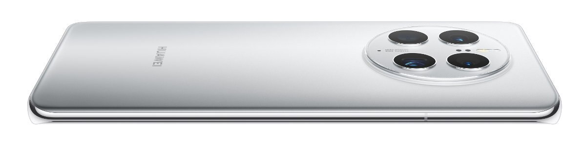 Srebrny smartfon Huawei, pokazujący tył z aparatami, leżący poziomo na białej powierzchni.