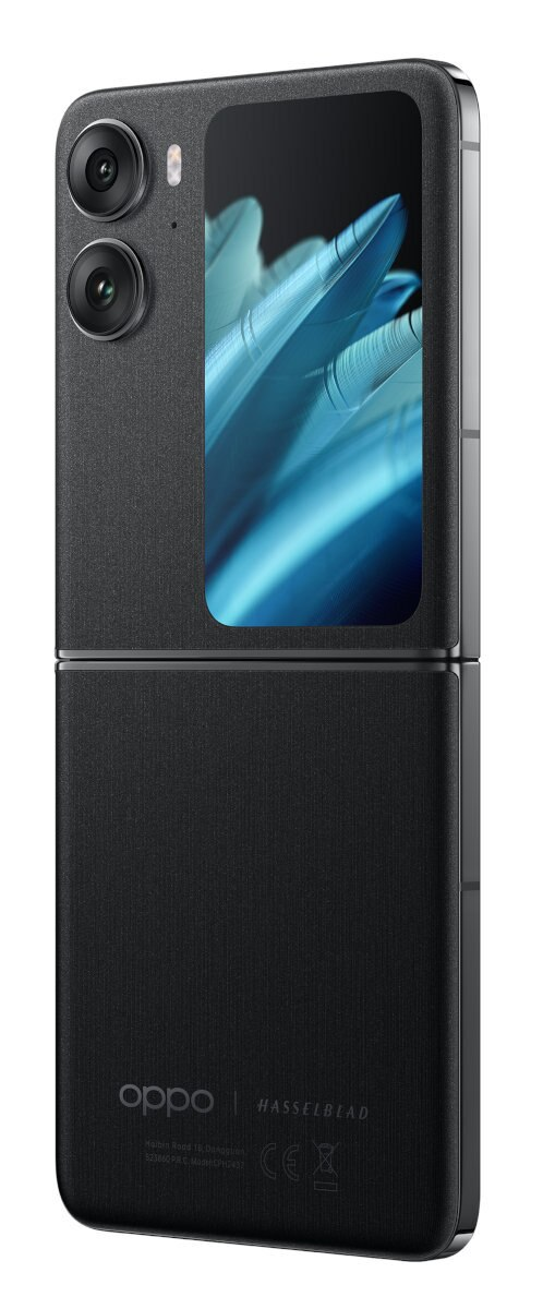 Czarny składany telefon, otwarty. Dwie kamery, ekran pokazuje niebieską grafikę. Białe tło.