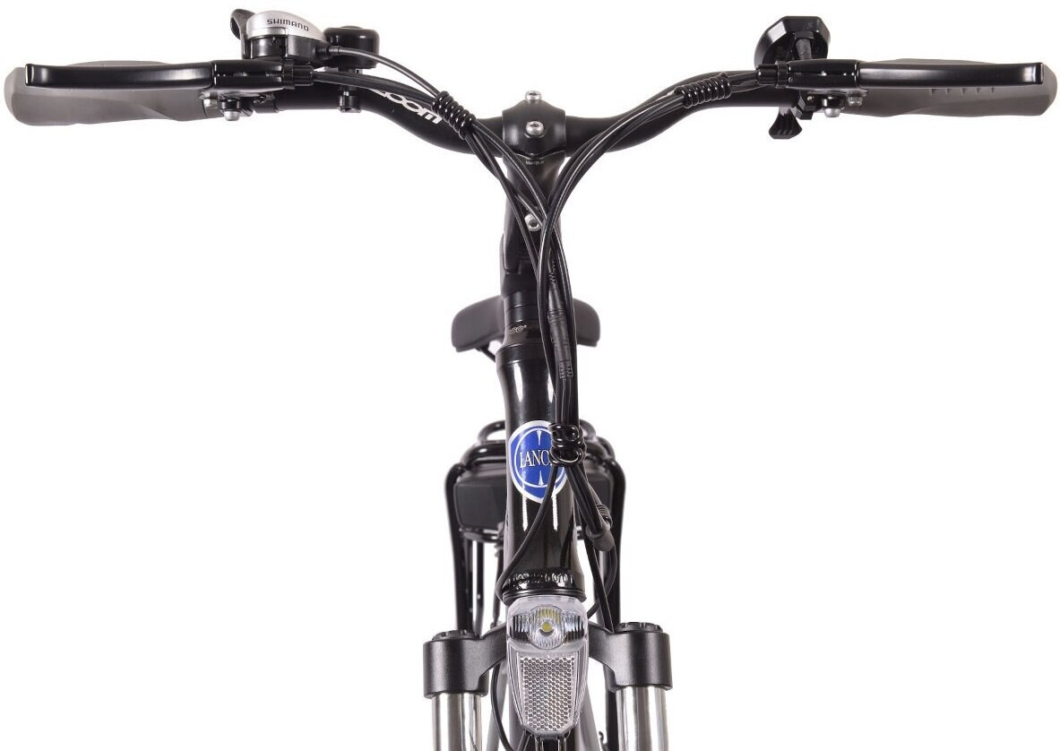 Widok kierownicy roweru, czarny, widoczne światła i akcesoria.