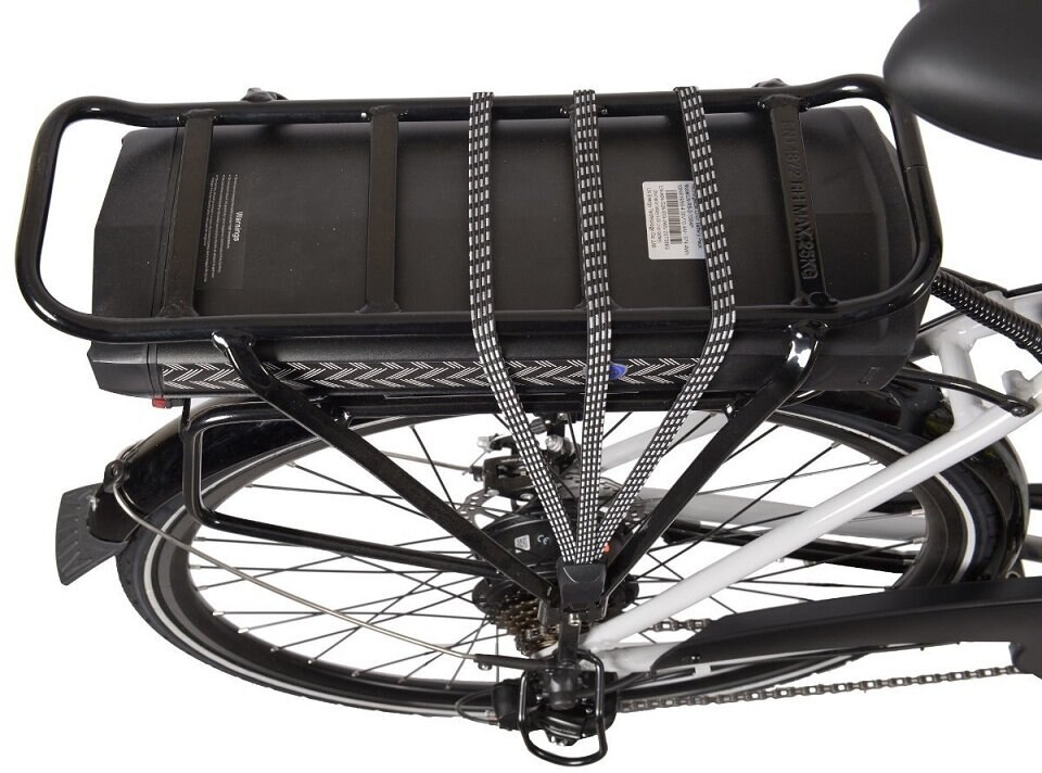 Widok z tyłu roweru elektrycznego. Czarny bagażnik z akumulatorem, przymocowany czarno-białą gumą. Białe tło.