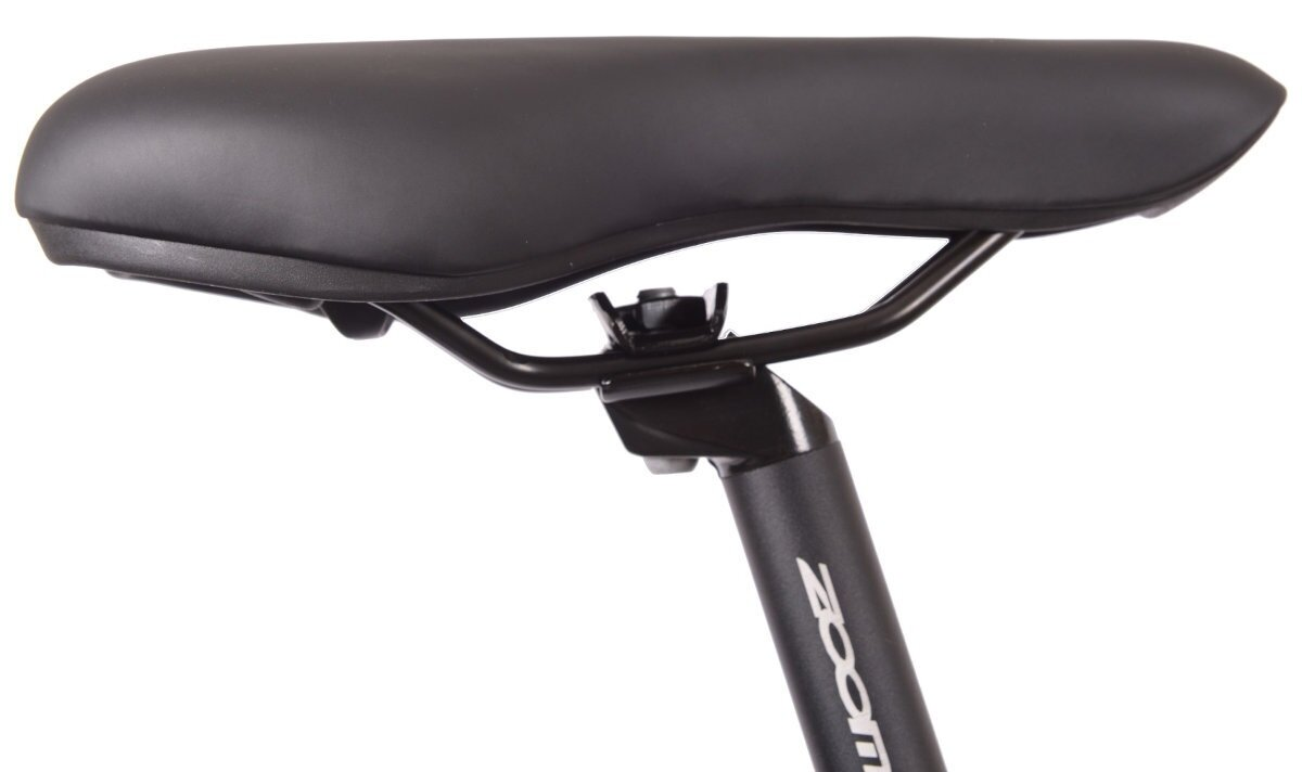 Czarne siodełko rowerowe przymocowane do czarnej sztycy. Marka Zoom widoczna na sztycy.