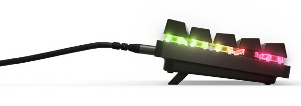 Czarna klawiatura pokazana z boku z podświetlanymi klawiszami i podłączonym kablem.