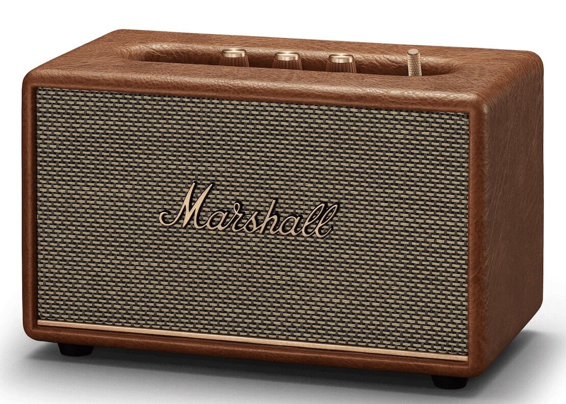 Brązowy głośnik Marshall. Brązowa, skóropodobna osłona, z siatką głośnika i złotym logo Marshall. Białe tło.