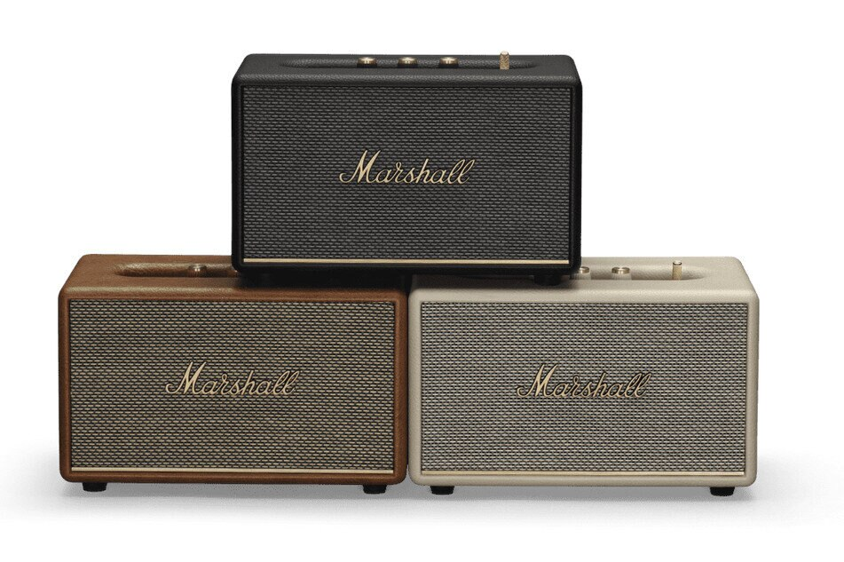 Trzy głośniki, czarny, brązowy i kremowy, ułożone razem.