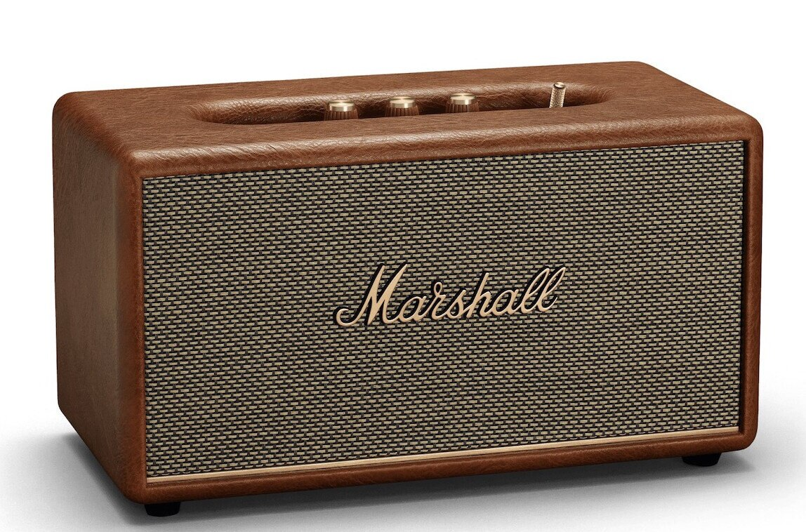 Brązowy skórzany głośnik ze złotymi akcentami i logo Marshall z przodu.