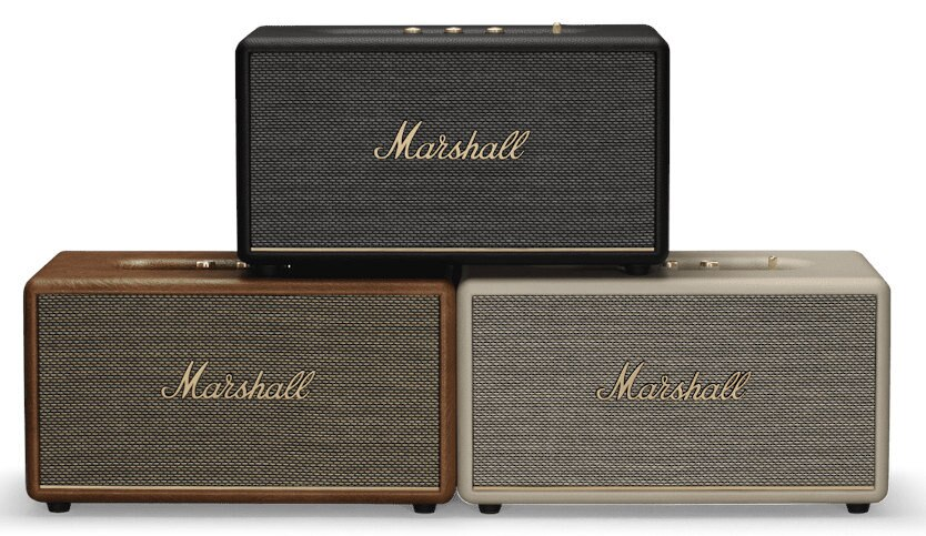 Trzy głośniki Marshall ułożone jeden na drugim. Górny jest czarny, środkowy brązowy, dolny beżowy.