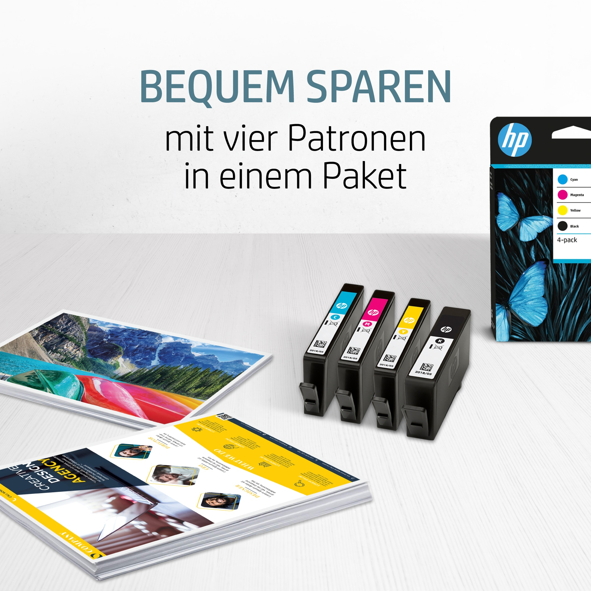 Tintenpatronen, Drucke und Verpackung auf Holz. Farben sind Cyan, Magenta, Gelb und Schwarz.