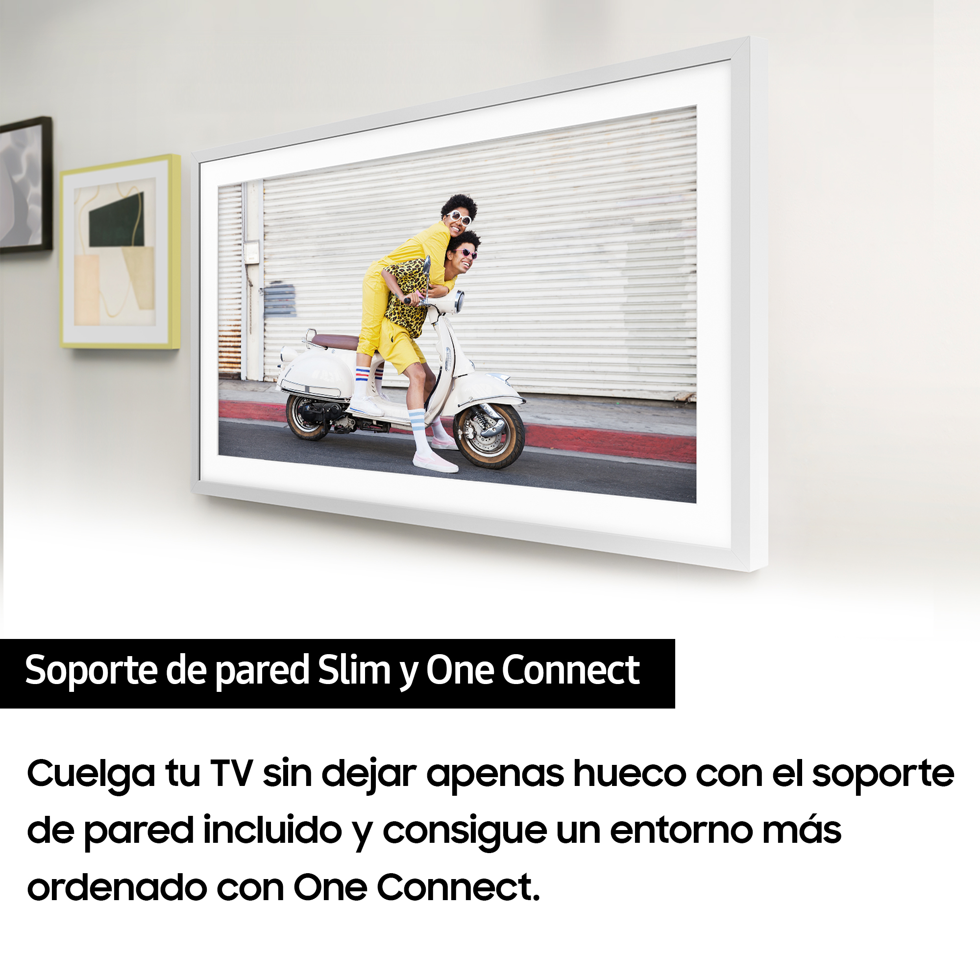 TV con marco blanco en la pared, mostrando una pareja en scooter. Texto sobre soporte de pared delgado.