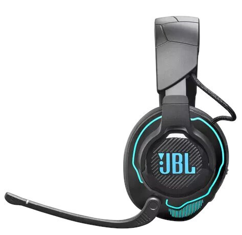 Czarny zestaw słuchawkowy dla graczy JBL z niebieskimi akcentami i mikrofonem. Białe tło.