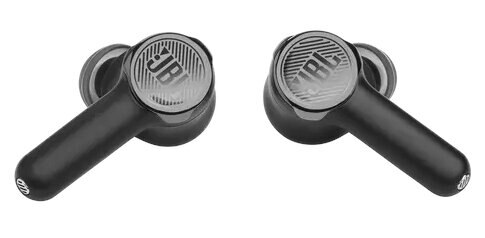 Dwa czarne słuchawki JBL. Logo widoczne na obu. Białe tło.