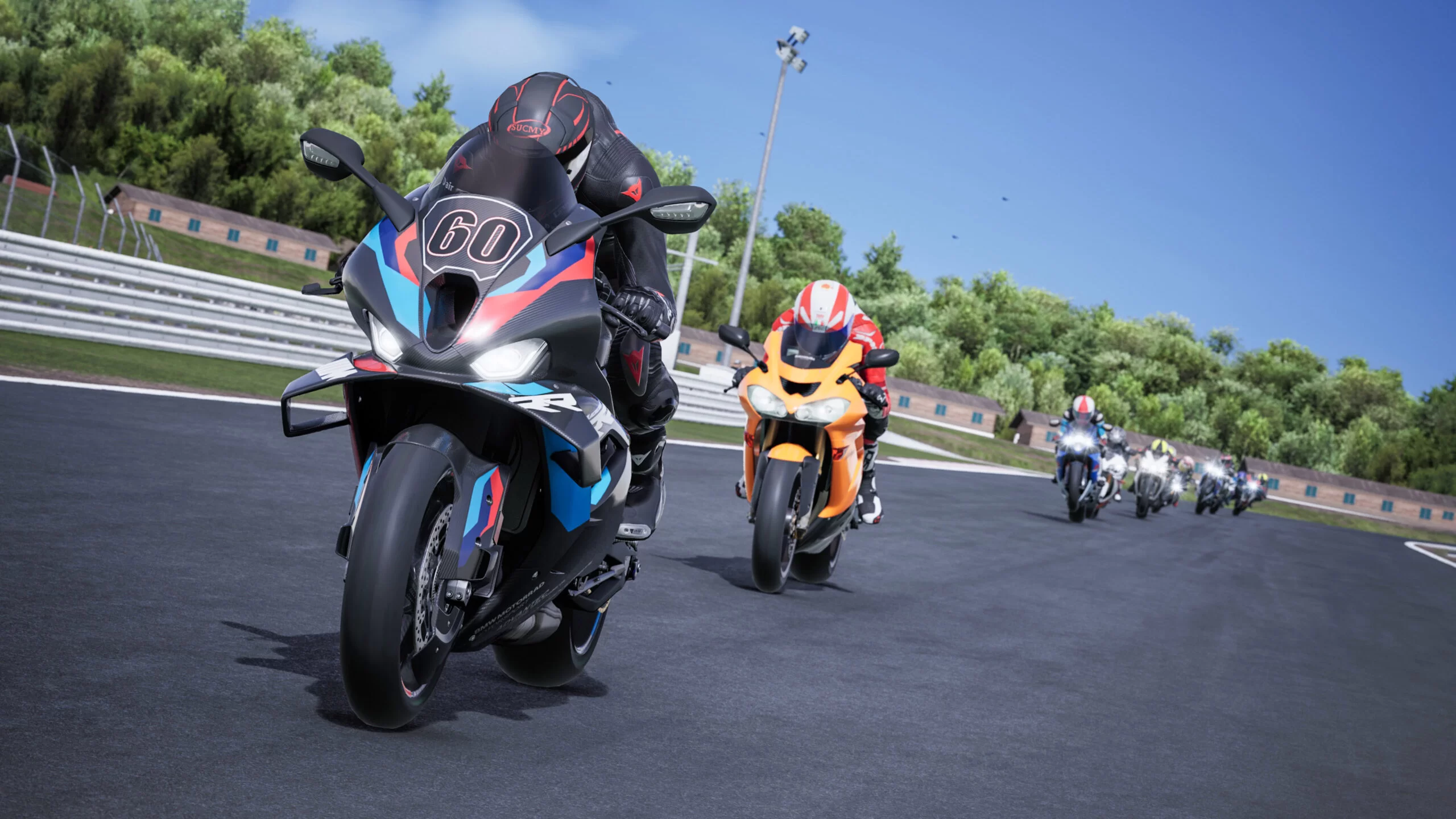 Gara motociclistica in pista, diverse moto in movimento.