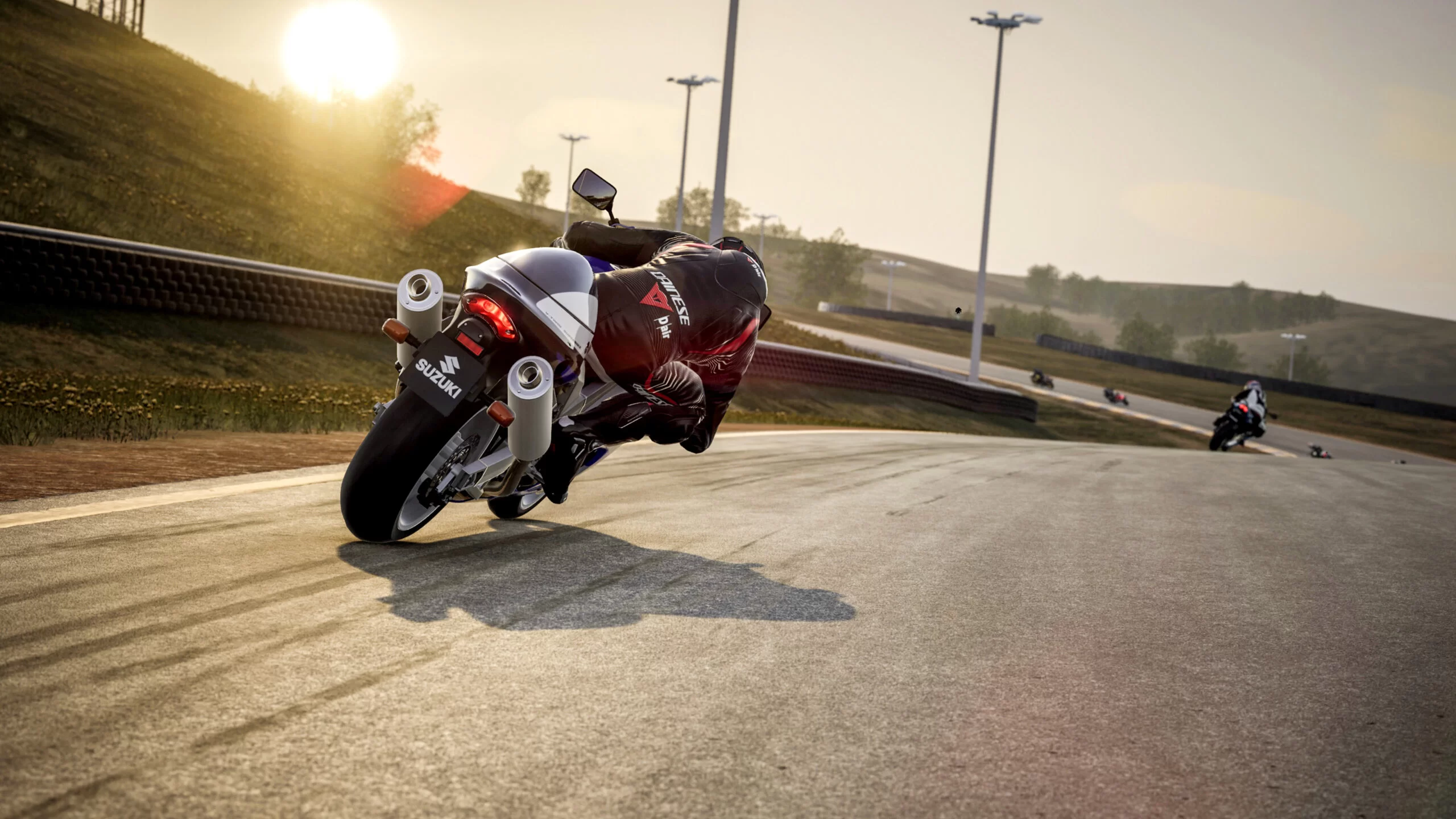 Una moto da corsa su pista, sole sullo sfondo.