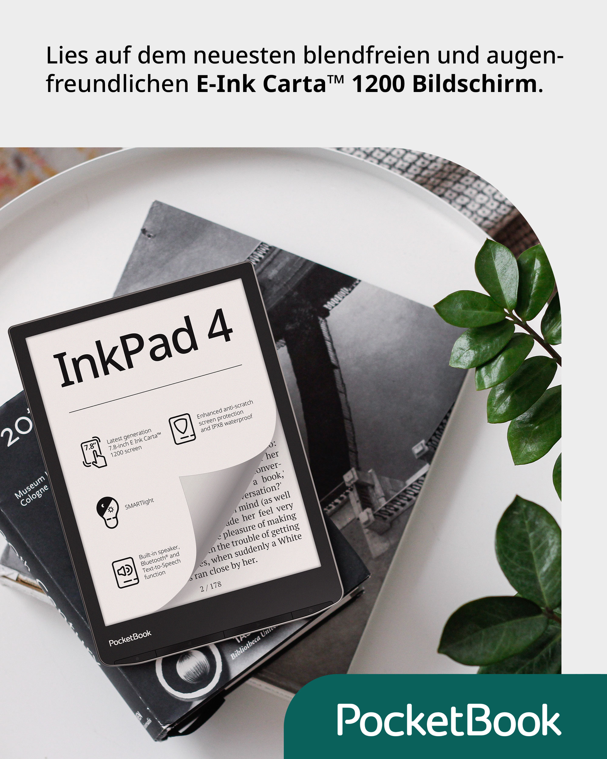 Ein E-Reader auf einem Stapel Bücher mit einer grünen Pflanze, eine Leseseite wird angezeigt.