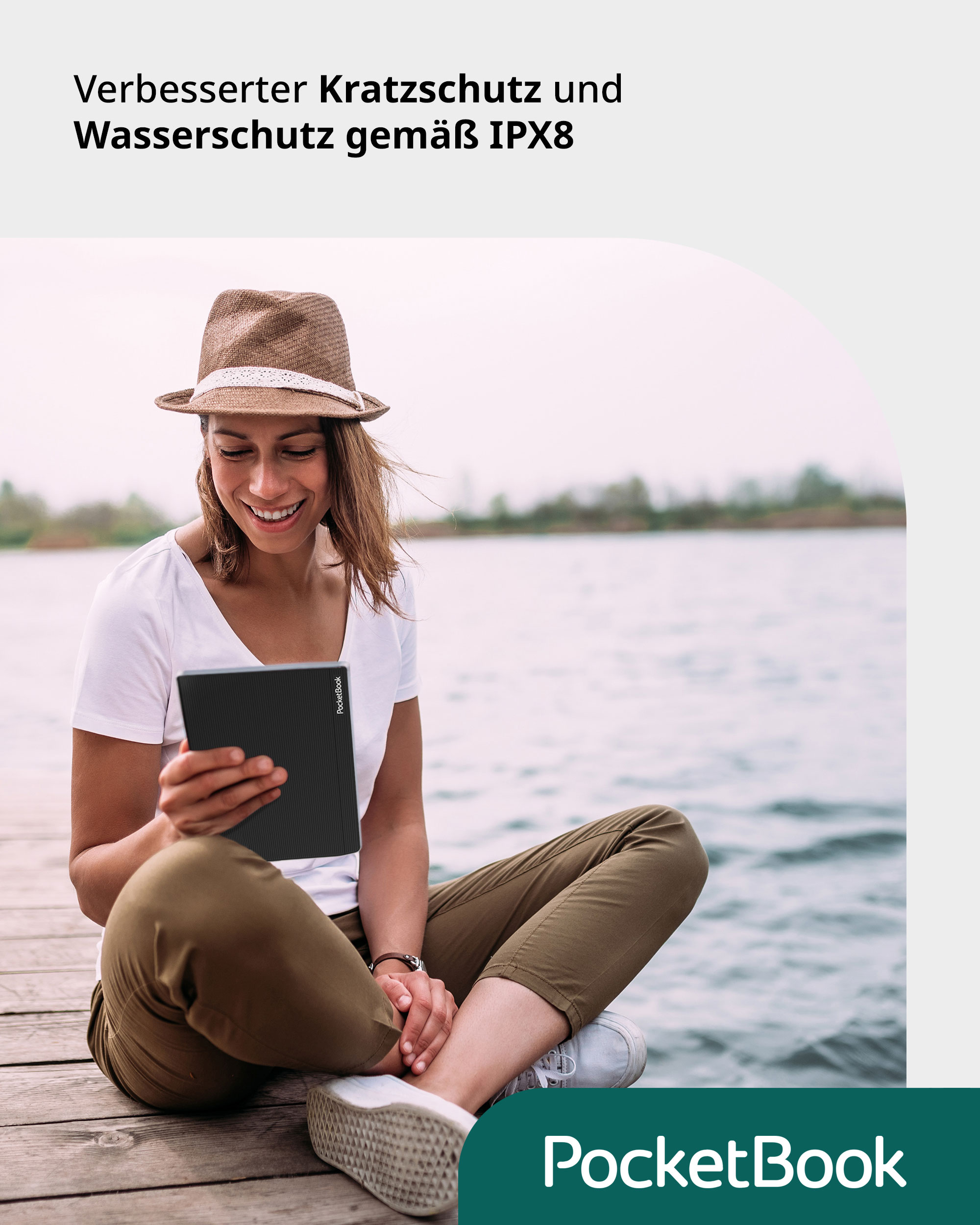Frau auf Steg hält schwarzen PocketBook e-Reader, Text-Overlay. Wasserhintergrund.