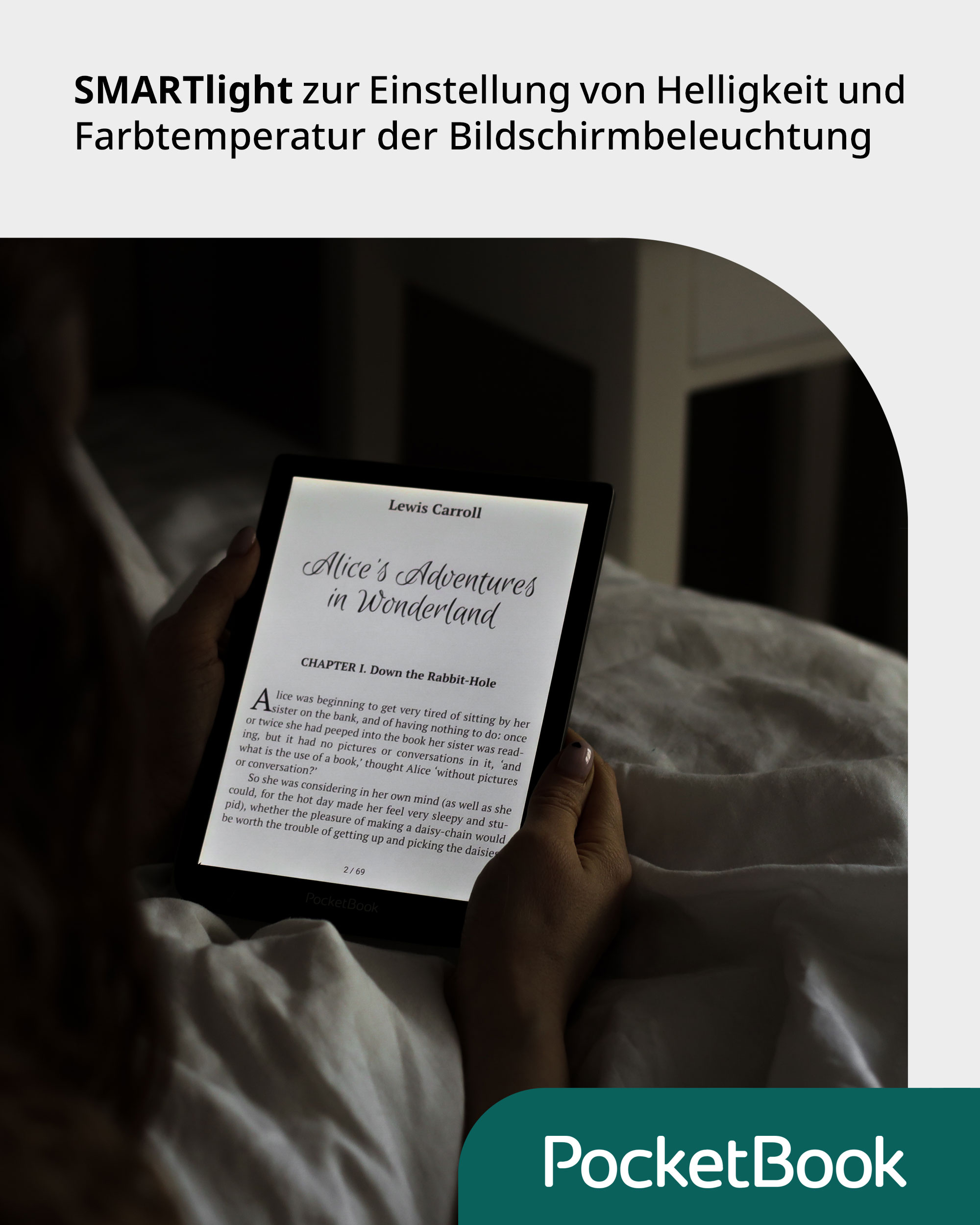 Person hält ein Tablet mit Text auf dem Bildschirm, sitzt auf einem Bett.