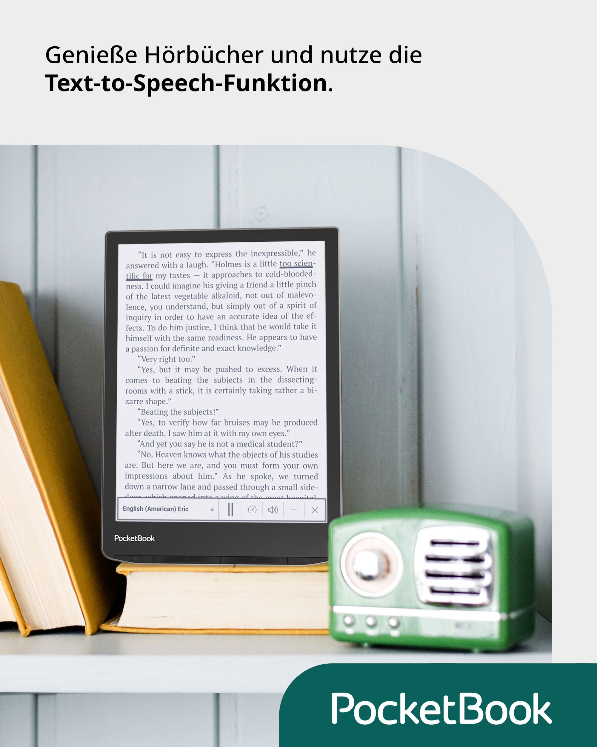 Ein Pocketbook E-Reader mit Textanzeige, mit einem grünen Radio und Büchern im Regal.
