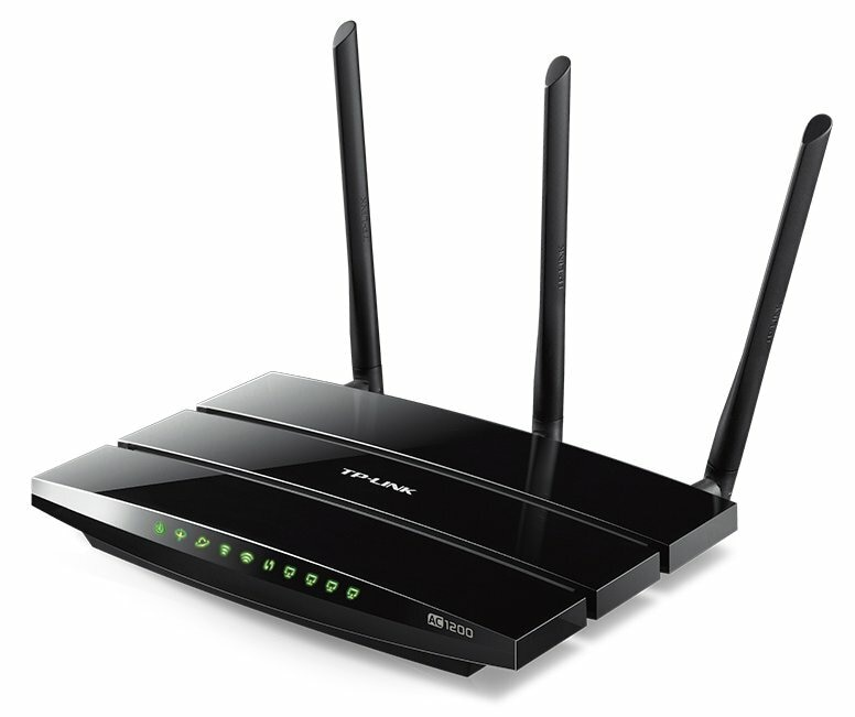 Czarny router z trzema antenami i zielonymi światłami z przodu.