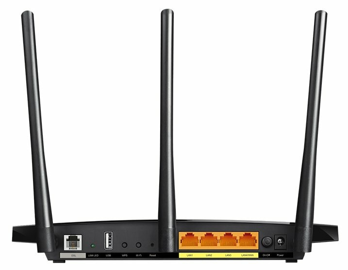 Czarny router z trzema antenami i portami z tyłu.