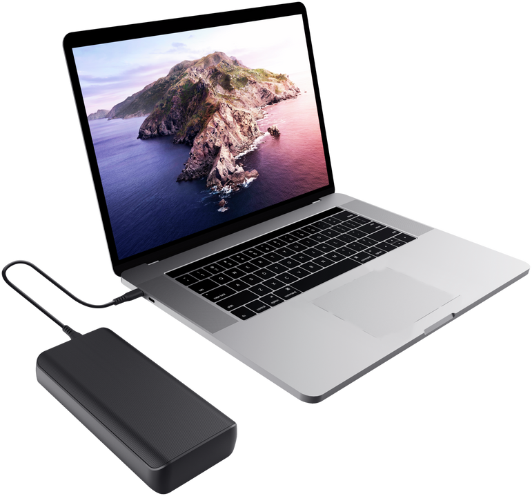 Laptop fekete power bankhoz csatlakoztatva. Tájkép a képernyőn.