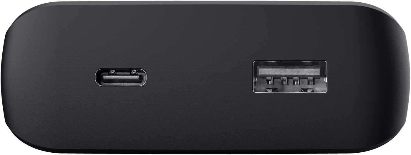 Egy fekete power bank közelképe USB és USB-C porttal.