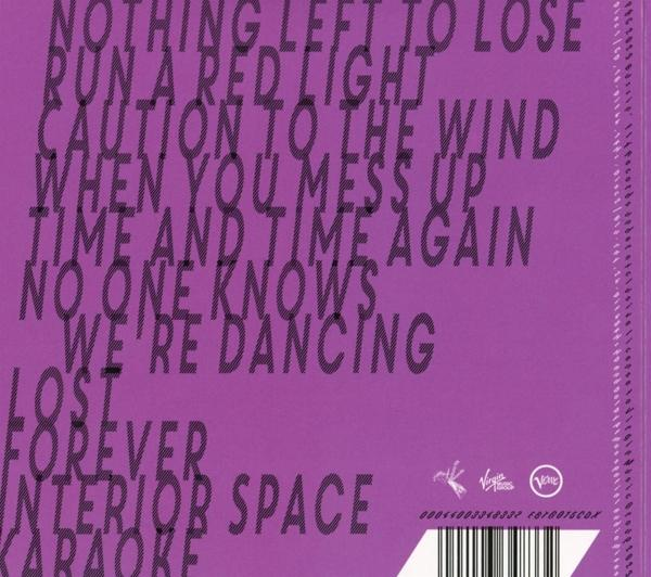 Paarse cd met zwarte tekst. Geeft songtitels en songcredits weer.