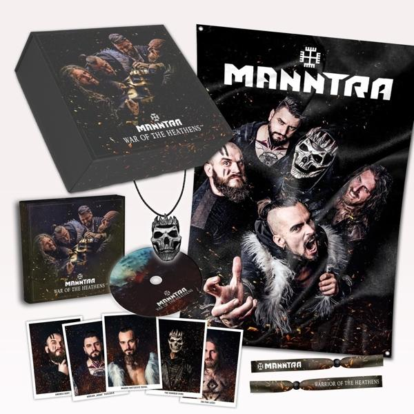 Box-Set mit Bandmitgliedern und Zubehör. Enthält CD, Halskette, Patches und Armbänder.