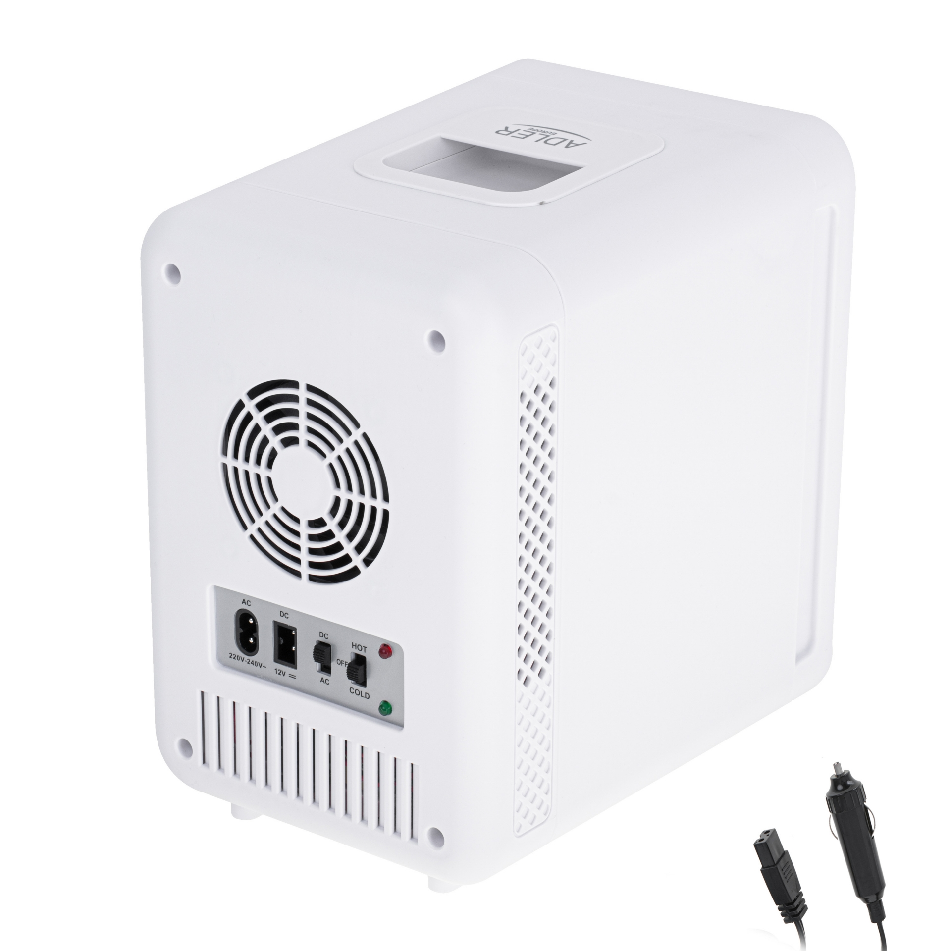 Fehér mini hűtő. Fekete ventilátor hátul, vezérlőpanel és autós töltődugó.